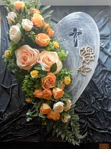 Wiązanka stroik na cmentarz sztuczne kwiaty róże drewniane serce 30x35 cm