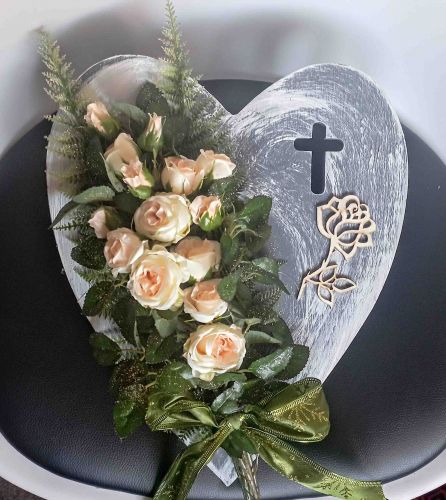 Wiązanka stroik na cmentarz sztuczne kwiaty róże drewniane serce 30x35 cm